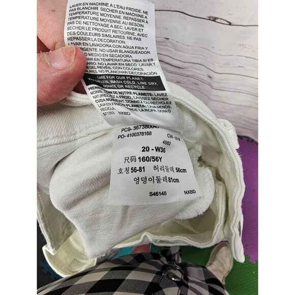 Signature By Levi Women’s White Cropped Ankle Distressed Jeans Size 20W - Picture 12 of 14